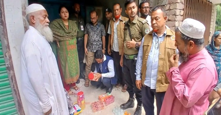 ঝালকাঠির রাজাপুরে বিএসটিআই অনুমোদনহীন পণ্য জব্দ, গোডাউন মালিককে জরিমানা