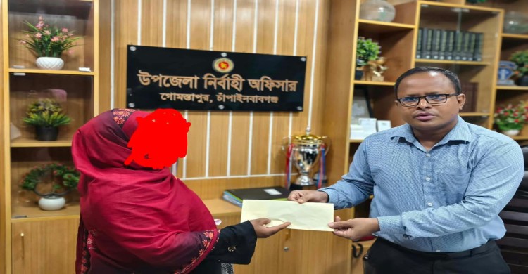 গোমস্তাপুরে অসহায় মায়ের পাশে মানবিক ইউএনও জিল্লুর রহমান, ছেলের পড়ালেখায় আর্থিক সহায়তা