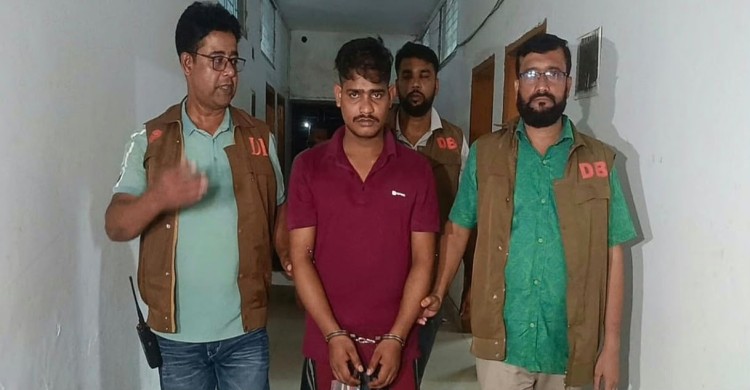 বিমানবন্দর এলাকায় থাকতেন চালক সেজে, গোপালগঞ্জে অস্ত্র ও নগদ টাকাসহ গ্রেপ্তার ছিনতাইকারী চক্রের সদস্য