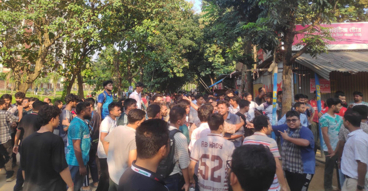 দোকানের মালিকানা নিয়ে দুই হলের সংঘর্ষ