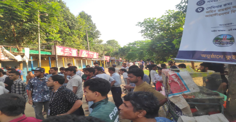 কাজী নজরুল হল এলাকার দোকান পুনরুদ্ধারে গিয়ে রবীন্দ্রনাথ ঠাকুর হলের শিক্ষার্থীদের হামলা, সংঘর্ষ : আহত ১০