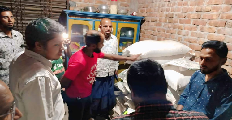 তেঁতুলিয়ায় অবৈধ সারের বিরুদ্ধে অভিযান, ৫৮ বস্তা জব্দ; জরিমানা ৪৫ হাজার টাকা