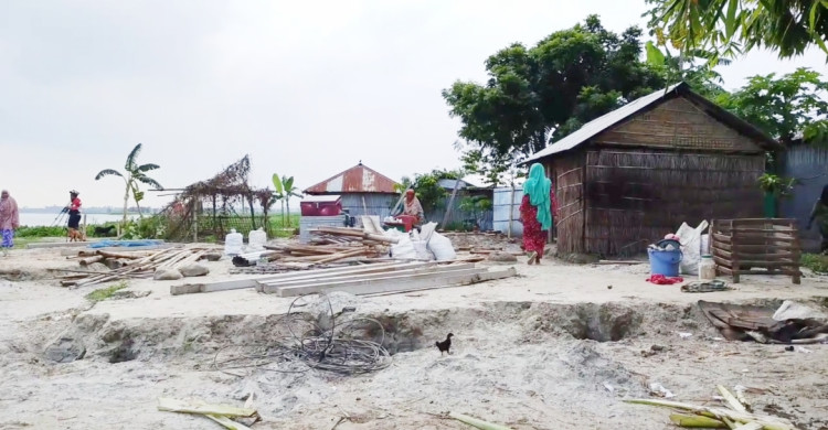 তিস্তার ভাঙনে সর্বস্ব হারানোর শঙ্কা, ঘর সরাচ্ছেন কয়েক পরিবার
