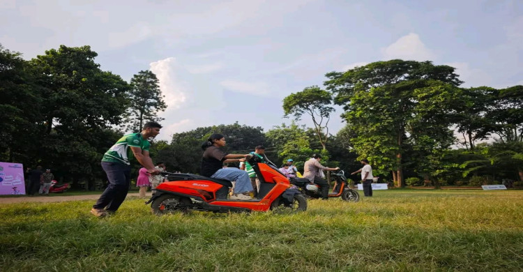 জাবিতে আফসানা করিম রাচি সাইকেল ও স্কুটি প্রশিক্ষণের সনদ প্রদান ও সমাপনী অনুষ্ঠান
