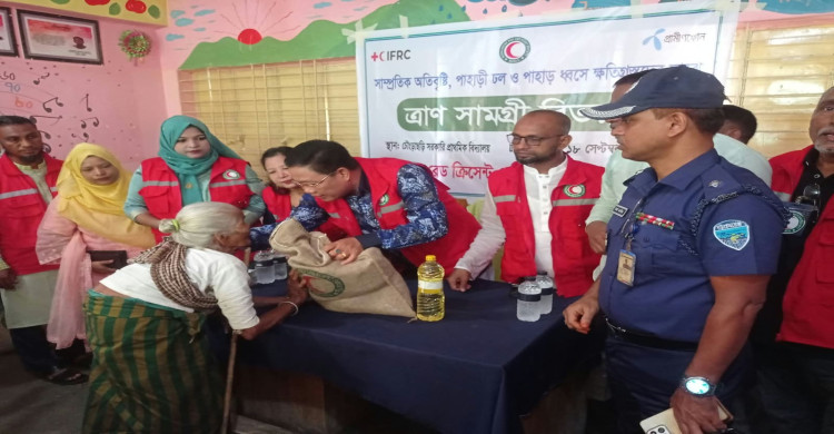 মহালছড়িতে বন্যায় ক্ষতিগ্রস্তদের মাঝে ফুড প্যাকেজ দিল রেড ক্রিসেন্ট