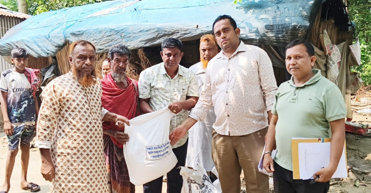 শ্রীপুরে গড়াইয়ে প্লাবিত ২১ পরিবারের মাঝে প্রশাসনের ত্রাণ বিতরণ