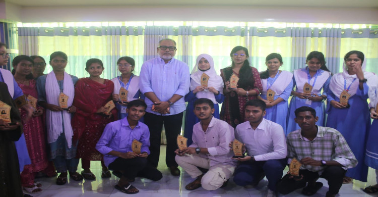 গোপালগঞ্জ টুঙ্গিপাড়ায় কৃতি শিক্ষার্থীদের সম্মাননা, সহায়তার আশ্বাস এম পি জিলানীর