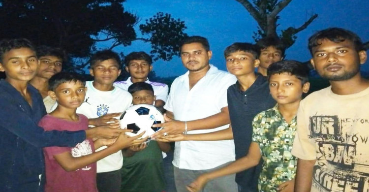 কিশোরদেরকে ফুটবল দিলেন যুবদল নেতা রাকিব
