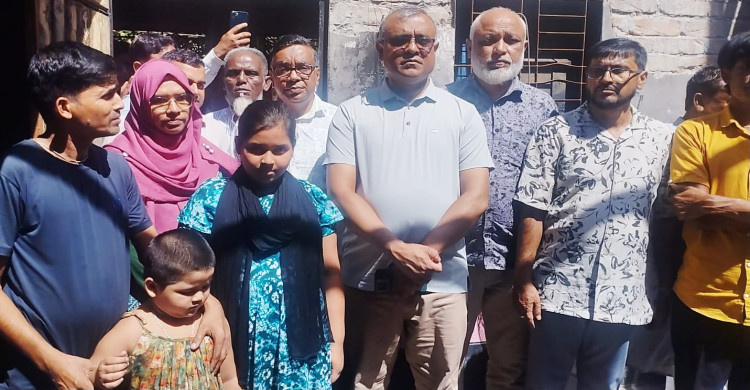 বারহাট্টায় আগুনে পুড়ে যাওয়া বাড়ি পরিদর্শন করলেন এমপি আনোয়ারুল হক