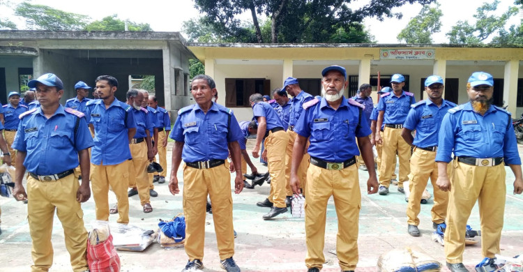 ঠাকুরগাঁও হরিপুরে গ্রাম পুলিশদের মাঝে বিভিন্ন সামগ্রী বিতরণ