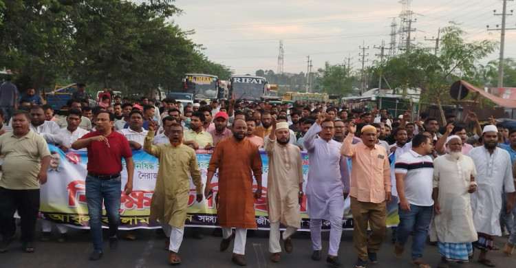 আওয়ামী লীগের দেশবিরোধী ষড়যন্ত্র ও নৈরাজ্যের প্রতিবাদে গাজীপুর জেলা শ্রমিকদলের বিক্ষোভ মিছিল