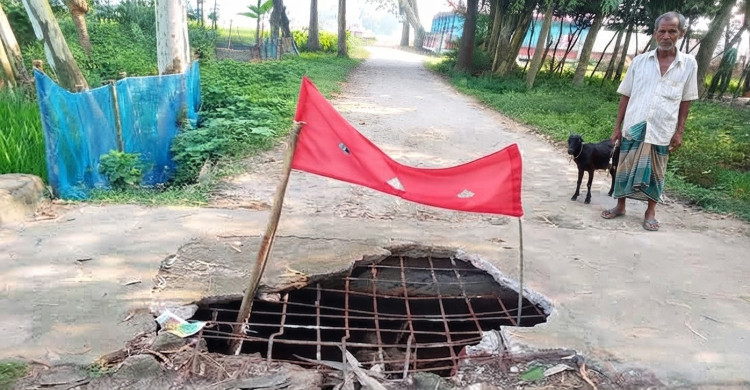 ক্ষেতলালে ব্রিজ ধসে যানবাহন চলাচল বন্ধ, ভোগান্তিতে এলাকাবাসী