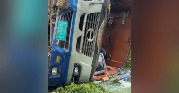 কালীগঞ্জে বাস নিয়ন্ত্রন হারিয়ে খাদে, আহত ২০