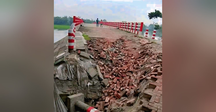 বোদায় বৃষ্টিতেই ধসে পড়ল পঞ্চগড়ের ছয় কোটি টাকার সেতুর সংযোগ সড়ক