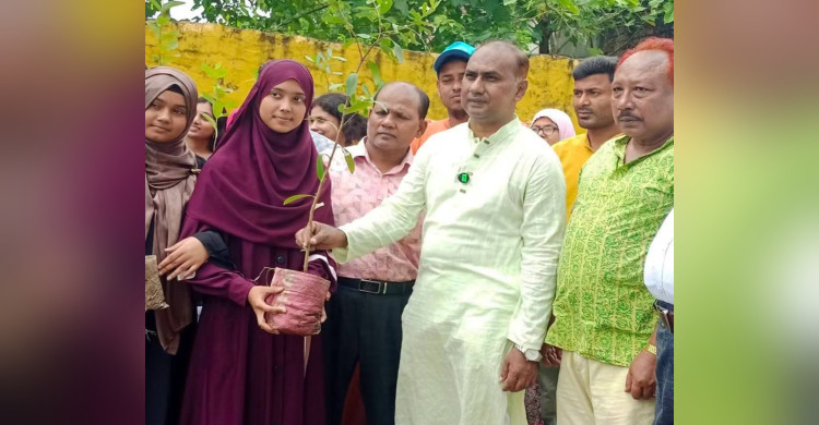 কালীগঞ্জে সোনার বাংলা ফাউন্ডেশন পক্ষ থেকে শিক্ষার্থী গাছ বিতরণ