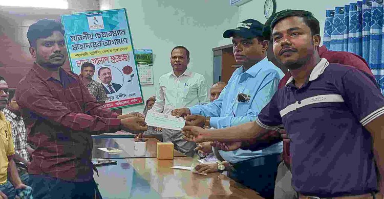 নাগেশ্বরীতে সার্ভিসিং সেলস গ্রাহকদের মেয়াদোত্তীর্ণ গ্রাহকদের চেক প্রদান