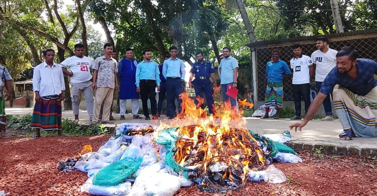 তাড়াইলে ৪ লাখ ৬৫ হাজার টাকার অবৈধ চায়না দুয়ারী ও কারেন্ট জাল জব্দ, জনসম্মুখে পুড়িয়ে ধ্বংস