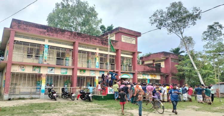 ছাত্রীকে যৌন হয়রানির অভিযোগ, ৭ ঘণ্টা ঘেরাওয়ে শিক্ষক-শিক্ষা কর্মকর্তা